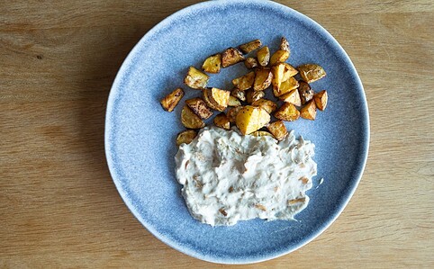 Líšková omáčka je pripravená z kešu orechov, vďaka čomu je bezlaktózová a zároveň zdravšia než klasická omáčka zo smotany.