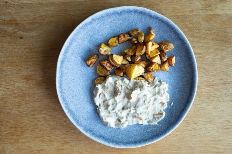 Líšková omáčka je pripravená z kešu orechov, vďaka čomu je bezlaktózová a zároveň zdravšia než klasická omáčka zo smotany.