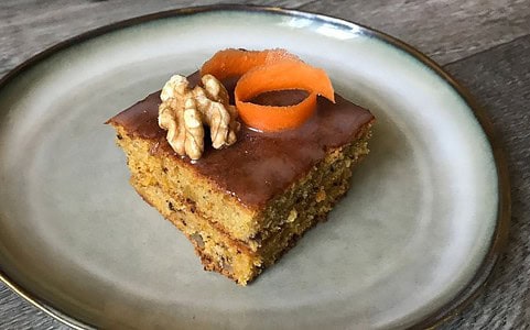 Mrkovový koláč s orechmi.