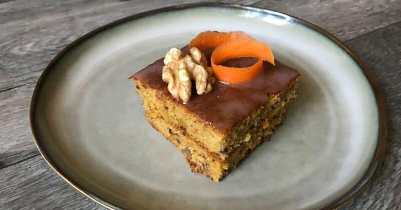 Mrkovový koláč s orechmi.