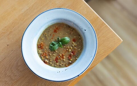 Luxusná fazuľová polievka z fazúľ mungo je extrémne jednoduchá.