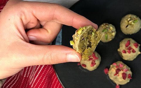 Recept: Nepečené pistáciové guľky s bielou čokoládou.