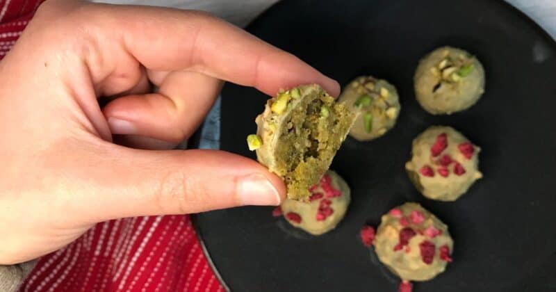 Recept: Nepečené pistáciové guľky s bielou čokoládou.