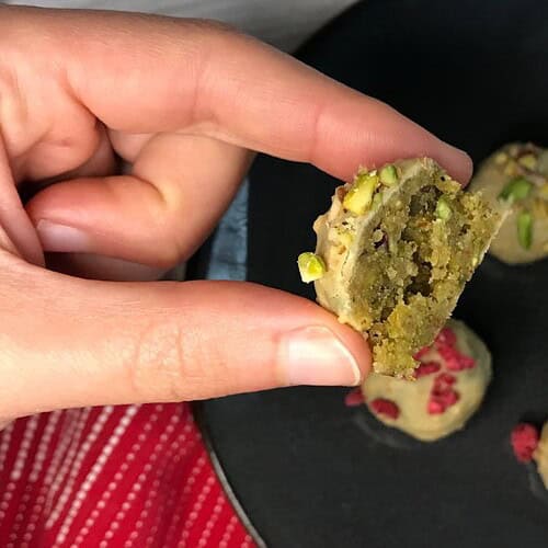 Recept: Nepečené pistáciové guľky s bielou čokoládou.