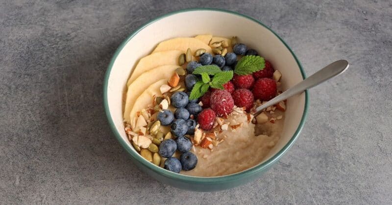 Pšenová kaša na sladko s ovocím.