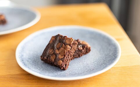 Proteínové brownies z quinoy a banánu (vegánske).
