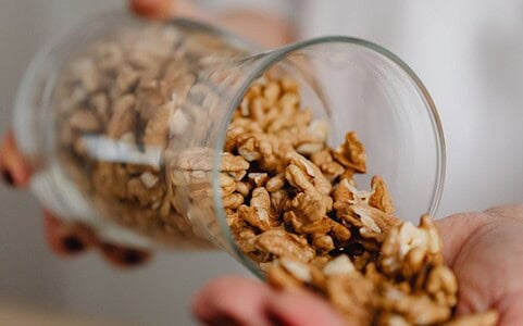 Zaváranie vlašských orechov.