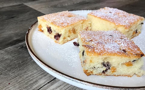 Recept: Tvarohový koláč na plech, sušené mango a ovocie.