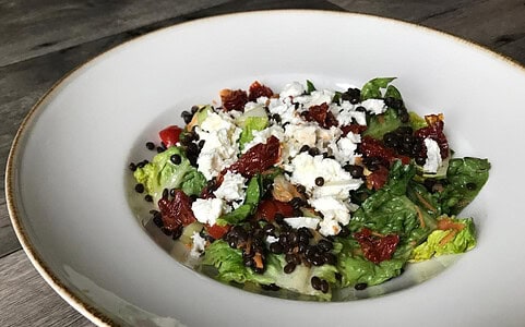 Recept: Šalát z čiernej šošovice s balkánskym syrom a sušenými paradajkami.