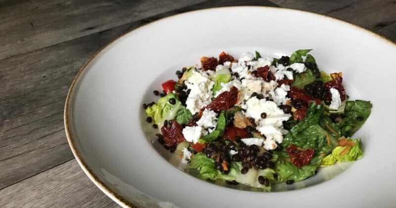 Recept: Šalát z čiernej šošovice s balkánskym syrom a sušenými paradajkami.