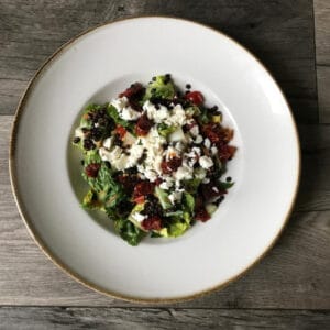 Recept: Šalát z čiernej šošovice s balkánskym syrom a sušenými paradajkami.