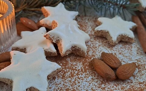 Škoricové hviezdičky s mandľami.