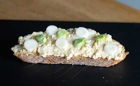 Vajíčková nátierka bez majonézy môže byť perfektným základom chlebíčkov.