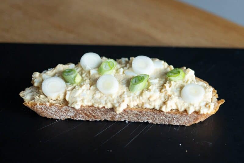 Vajíčková nátierka bez majonézy môže byť perfektným základom chlebíčkov.