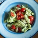 Šalát zo sezónnej zeleniny s kešu zálievkou.