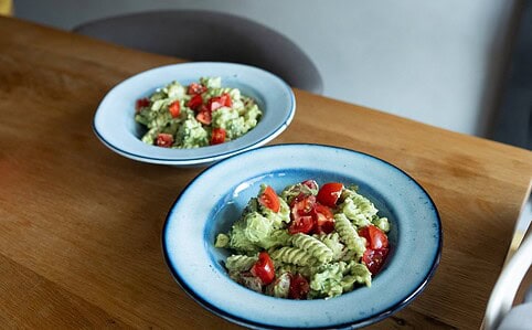 Šalát s bezlaktózovou krémovou zálievkou.