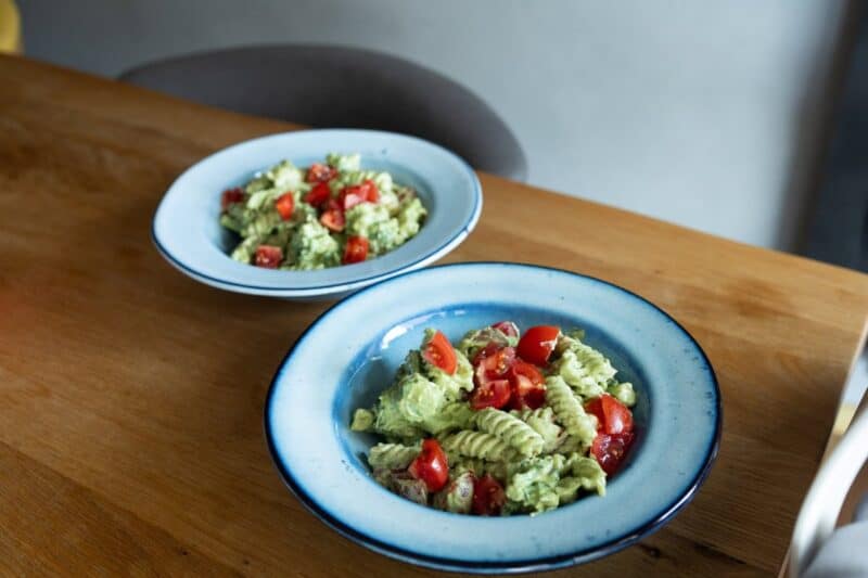 Šalát s bezlaktózovou krémovou zálievkou.