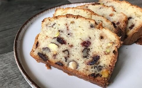 Recept: Vláčny biskupský chlebíček so sušeným ovocím bez cukru.