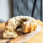 Liata mandľová bábovka s čokoládou, ktorá chutí po marcipáne.