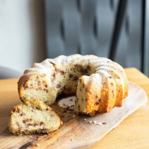 Liata mandľová bábovka s čokoládou, ktorá chutí po marcipáne.