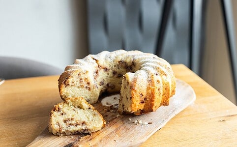 Mandľová bábovka s čokoládou.