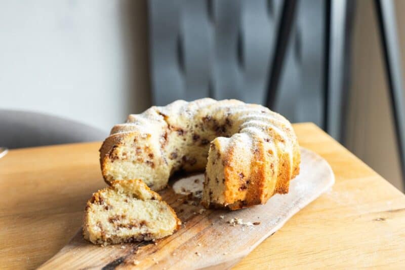 Mandľová bábovka s čokoládou.