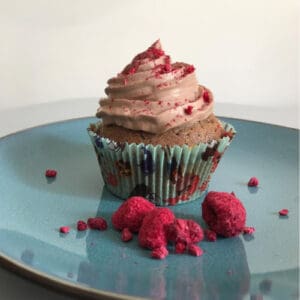 Recept: Vláčne čokoládové cupcakes s malinami.