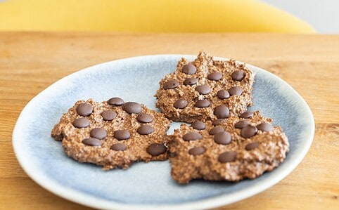 Čokoládové cookies bez cukru sa pripravujú z banánov a ovsených vločiek, takže sú zároveň bezlepkové.