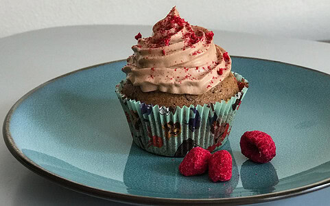 Recept: Vláčne čokoládové cupcakes s malinami.