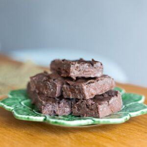 Vegánske bezlepkové fazuľové brownies.