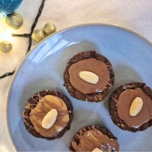 Karamelové košíčky s čokoládovou polevou.