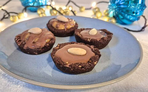 Karamelové košíčky s čokoládovou polevou.