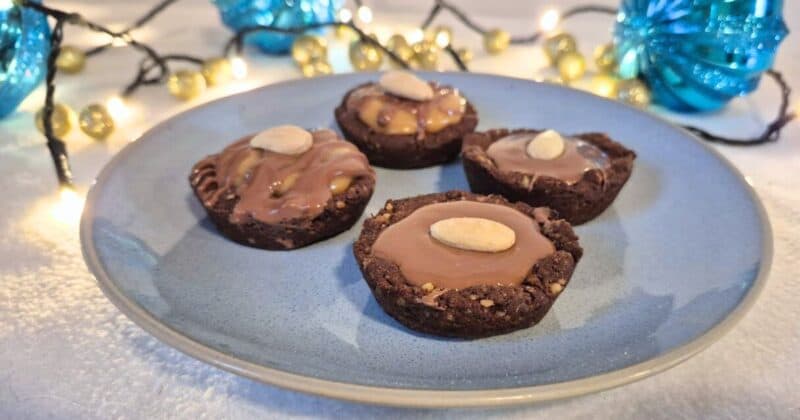 Karamelové košíčky s čokoládovou polevou.