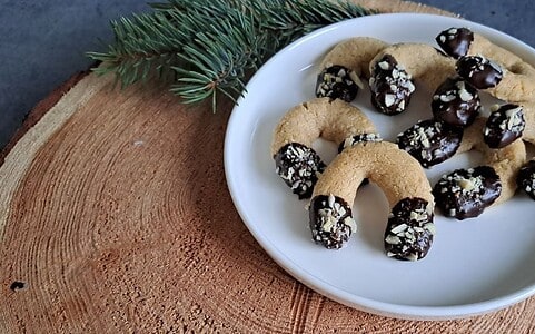 Mandľové rožteky z mandľovej múky máčané v čokoláde.