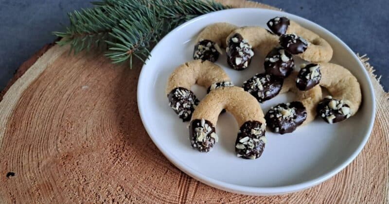 Mandľové rožteky z mandľovej múky máčané v čokoláde.