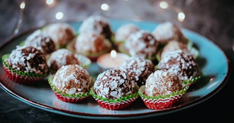 Tri druhy raw guliek na tanieri. Zdravé nepečené pečivo nielen na Vianoce.
