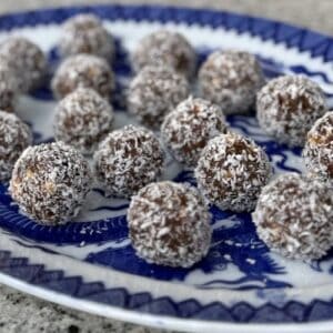 Perníkové guľky z datľovej pasty.