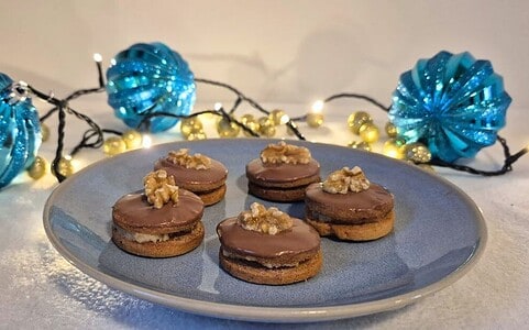 Pravé išelské tortičky s orechovou náplňou.