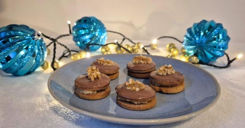 Pravé išelské tortičky s orechovou náplňou.