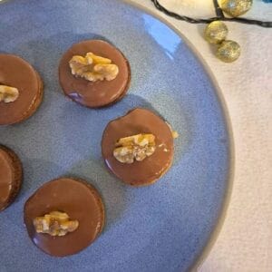 Pravé išelské tortičky s orechovou náplňou.