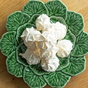 Recept na jednoduché kokosky z bielkov – najlepšie snehové kokosové pusinky.