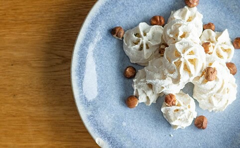 Recept na jednoduché kokosky ako z cukrárne, ktoré sú chrumkavé na povrchu, ale vláčne vnútri. Podľa tohto receptu si pripravíte dokonalé kokosové pusinky.