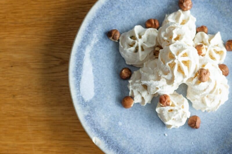 Recept na jednoduché kokosky ako z cukrárne, ktoré sú chrumkavé na povrchu, ale vláčne vnútri. Podľa tohto receptu si pripravíte dokonalé kokosové pusinky.