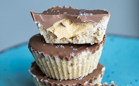 Rýchly nepečený dezert: Čokoládové košíčky s arašidovým maslom.