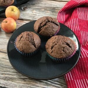 Vláčne perníkové muffiny s jablkami.