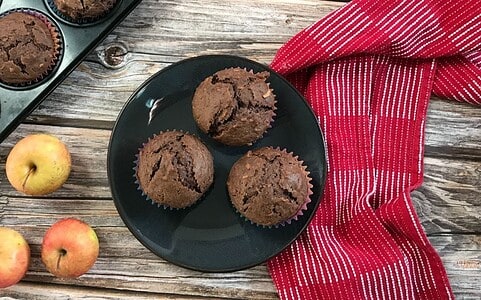 Vláčne perníkové muffiny s jablkami a čokoládou.