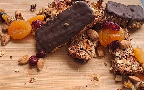 Recept: Domáce müsli tyčinky so sušenými marhuľami