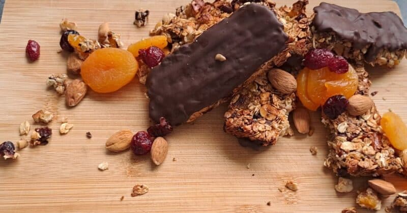 Recept: Domáce müsli tyčinky so sušenými marhuľami