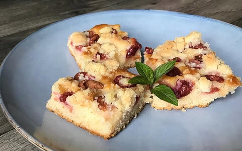 Recept: Hrnčeková čerešňová bublanina s posýpkou a orieškami