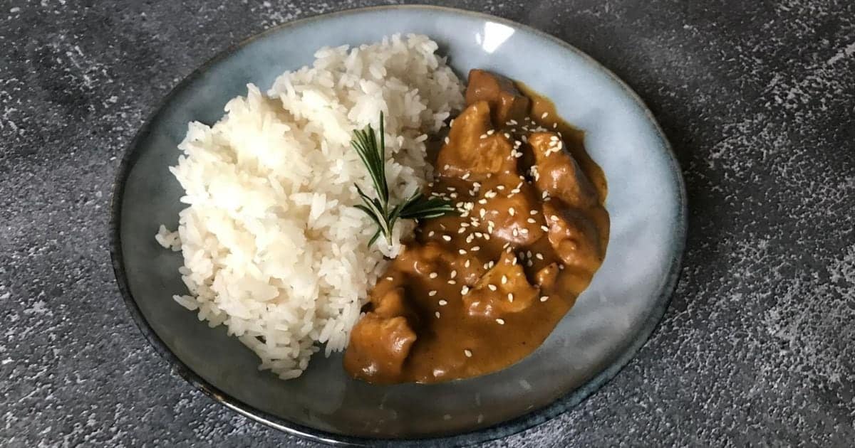 Recept: Kuřecí satay s arašídovou omáčkou
